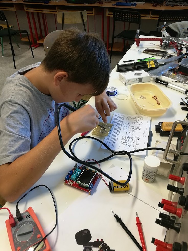 Diák forrasztás közben a Maker Műhelyben