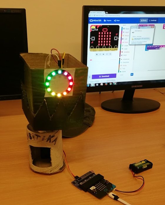 Kartonrobot micro:bittel a Maker Műhelyben
